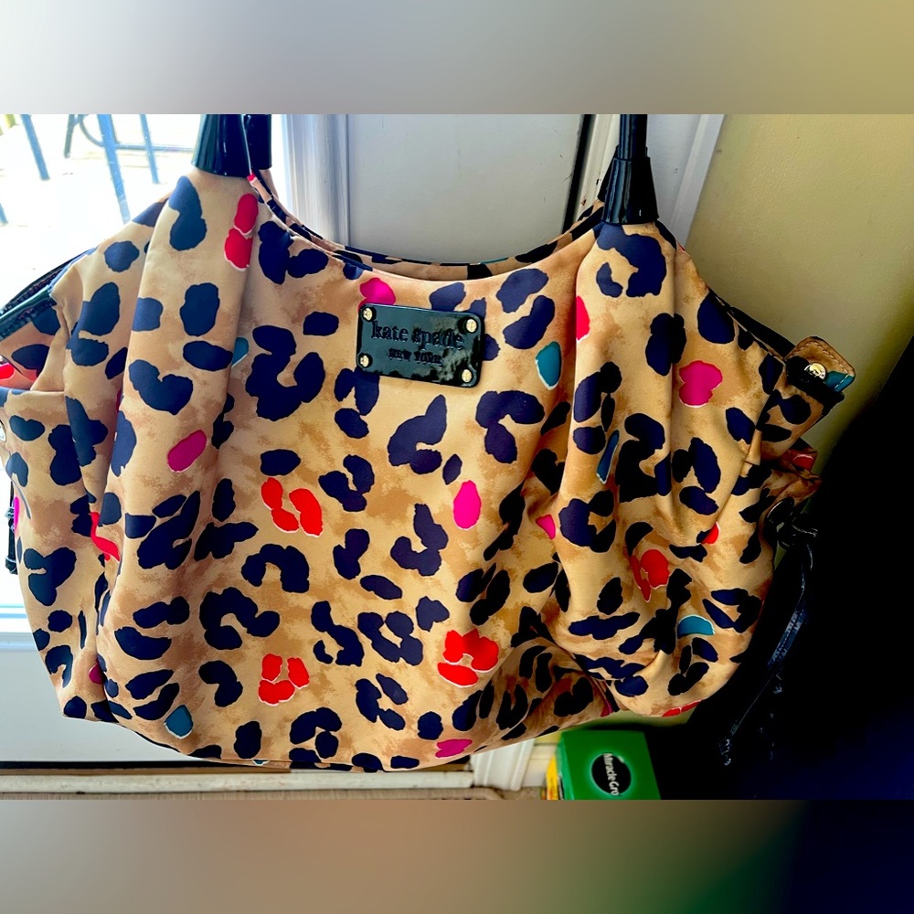 Kate Spade purse. Like new. Retails $260. Not worn no holes.